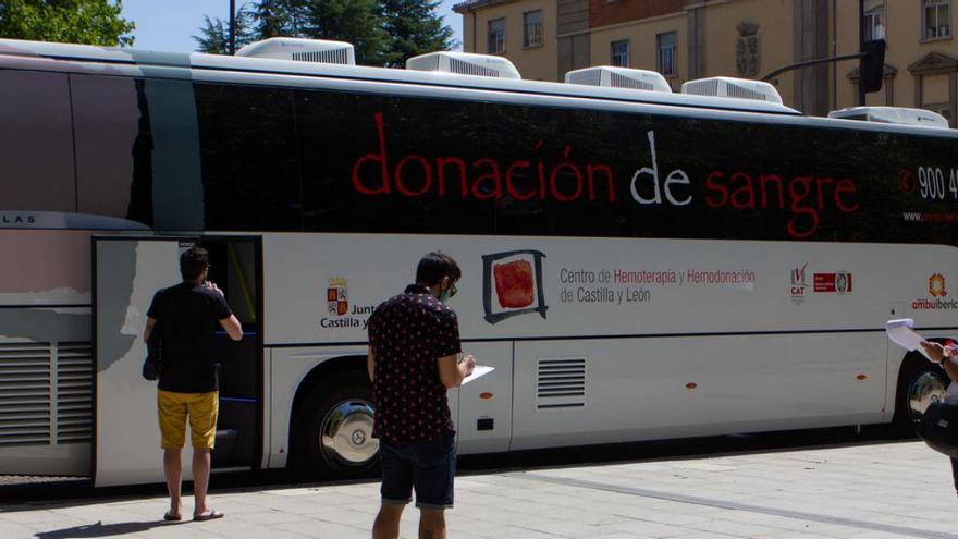 Autobús de Donantes de Sangre en Zamora. | A. B.
