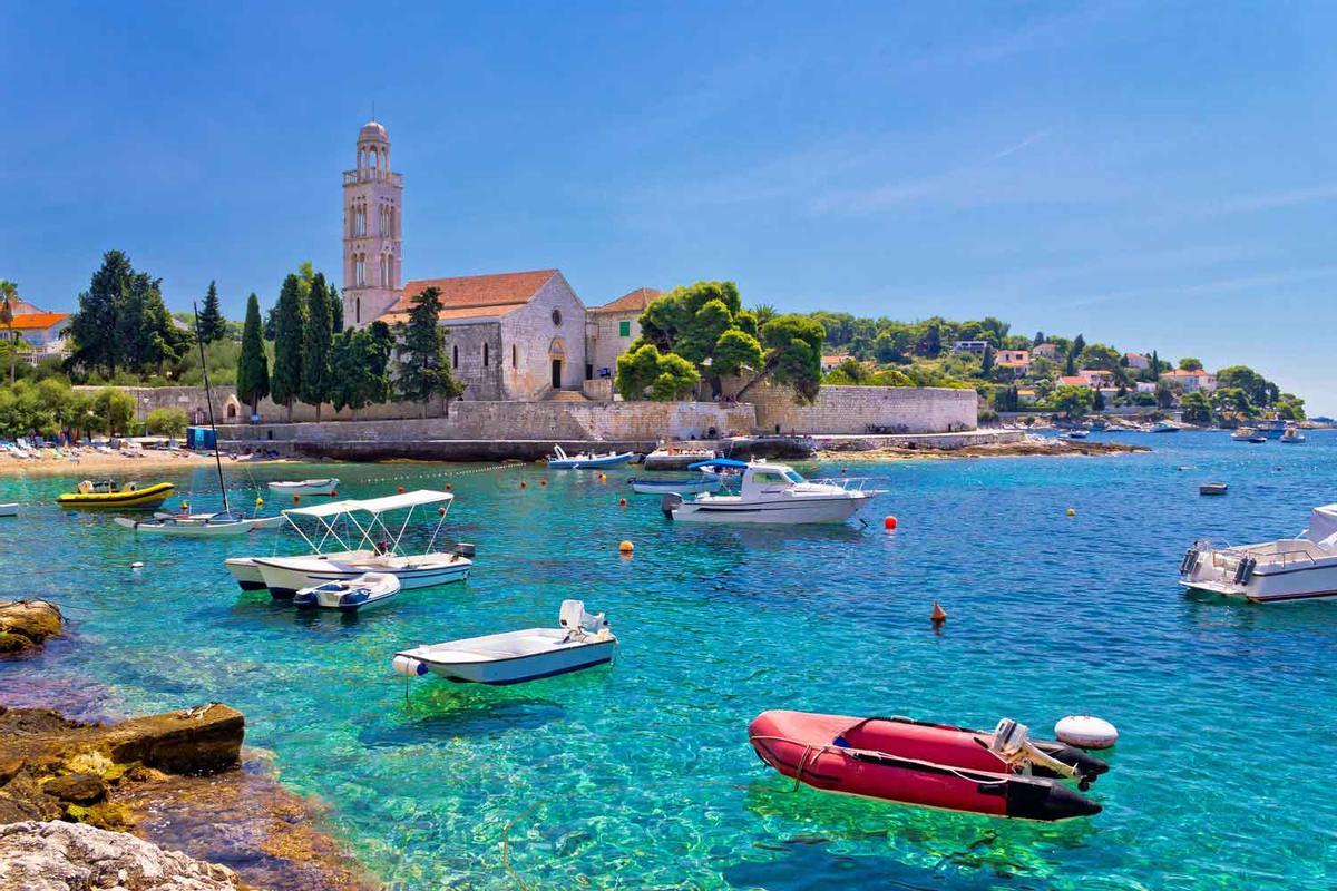 Iglesia en la playa Hvar