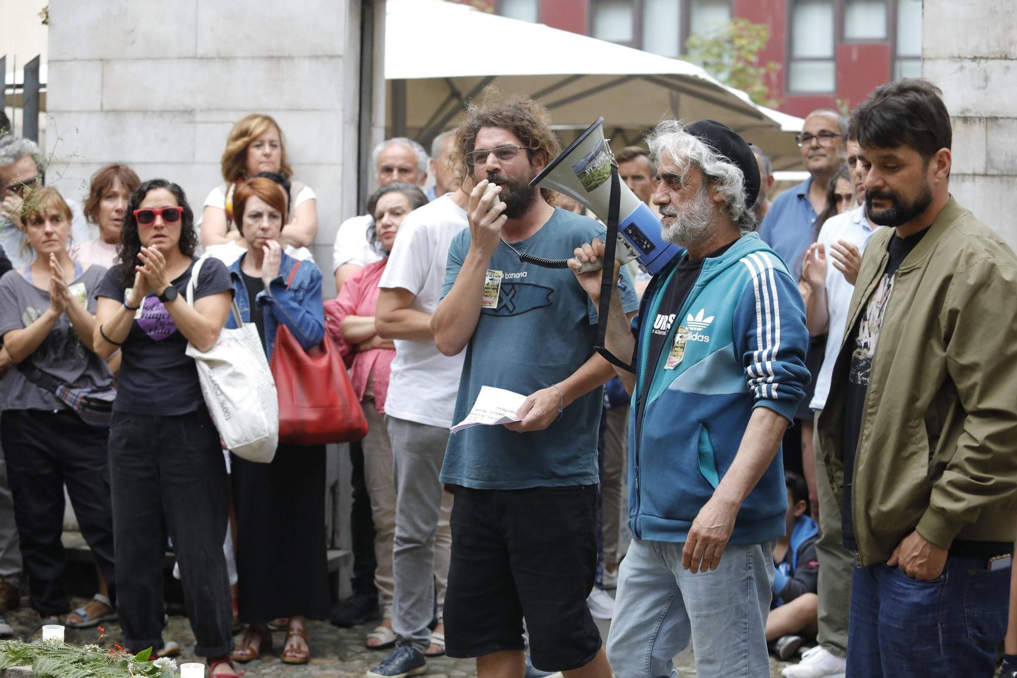 Así fue la despedida y el homenaje de amigos y clientes del Cafetón en Avilés a sus dueños, muertos en León