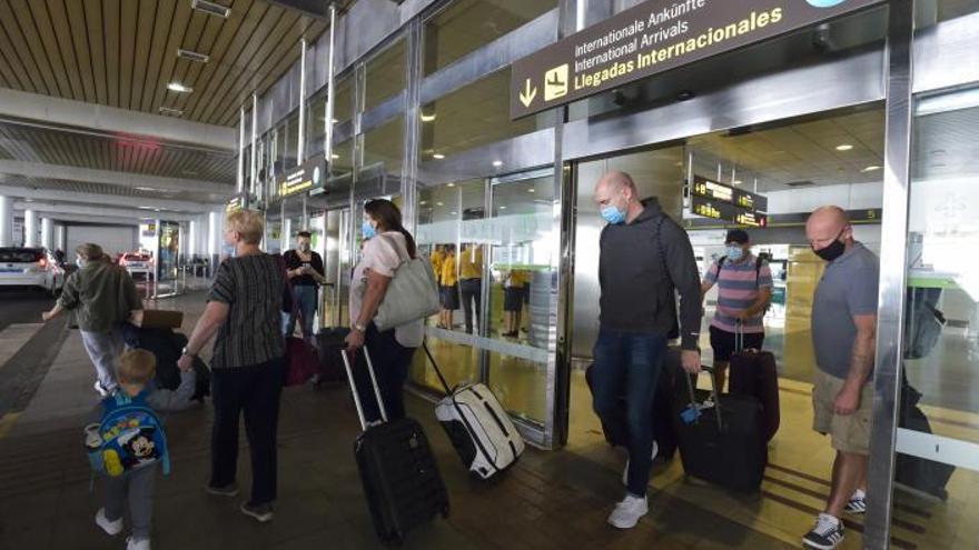 Llegada de turistas germanos al aeropuerto de Gran Canaria. | | ANDRÉS CRUZ