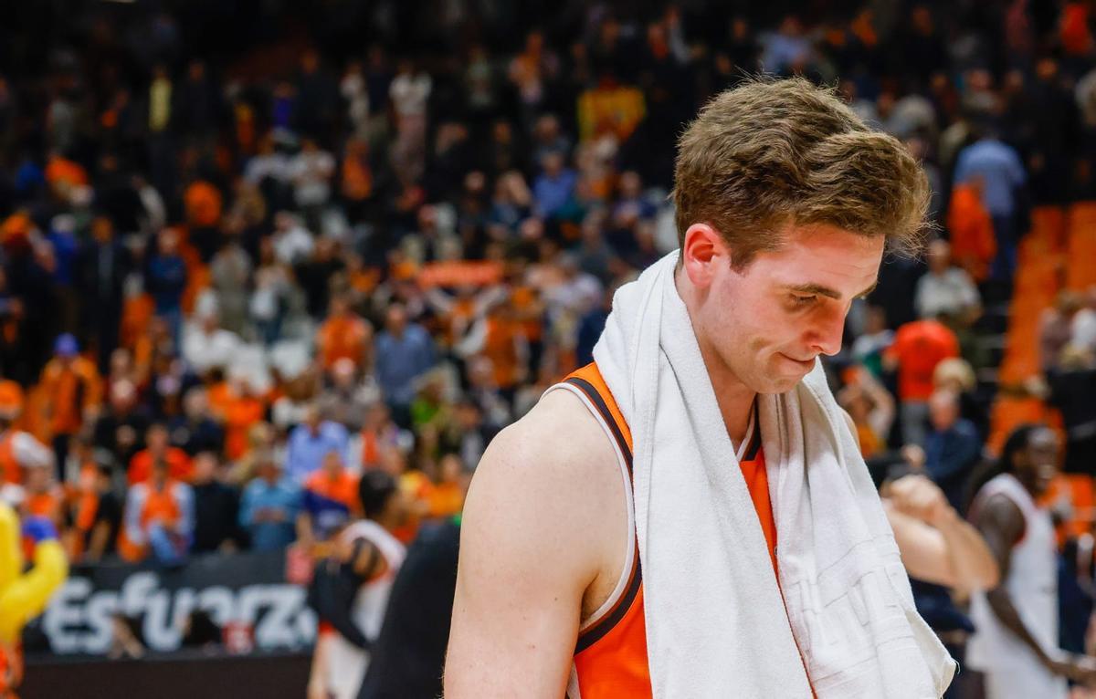 Incidentes en La Fonteta con los jugadores del Hapoel al final del partido