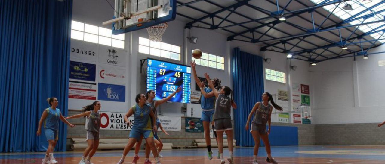 Una acción de juego de un partido de la LIga Balear femenina. | FBIB