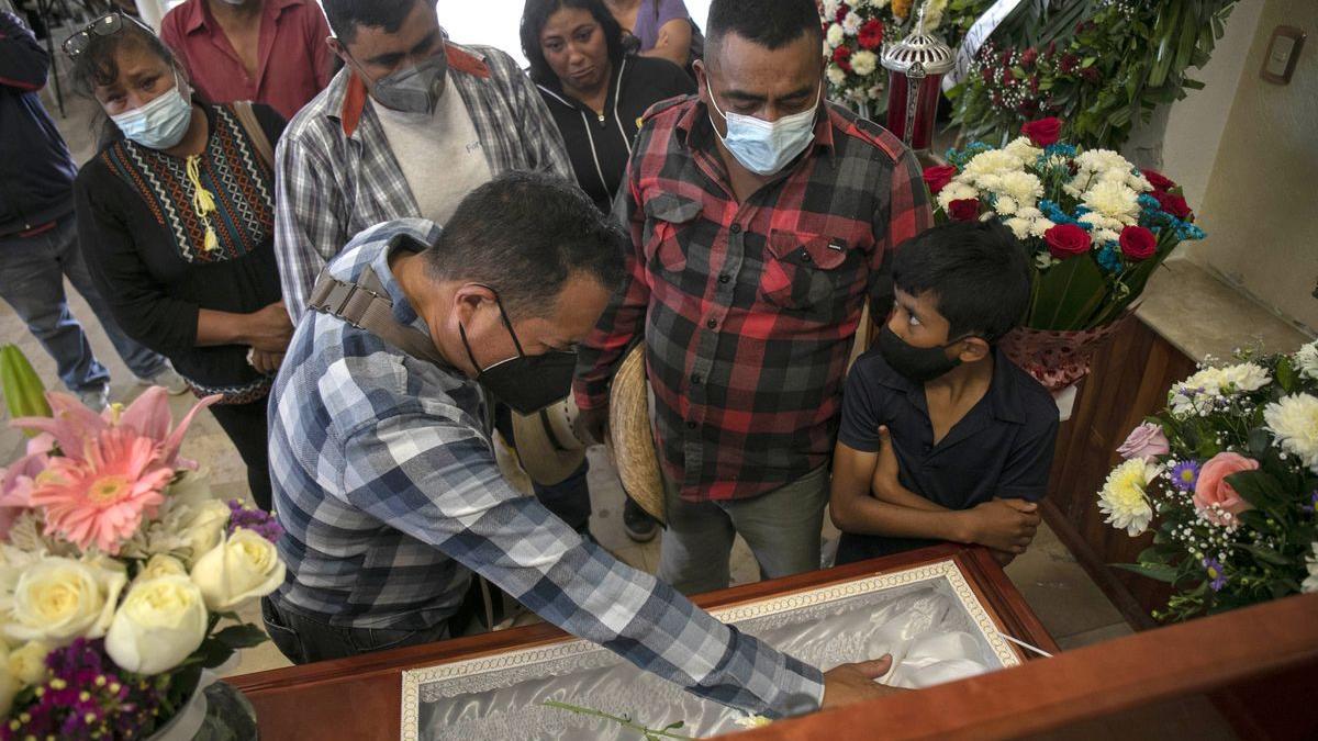 Familiares rodean el féretro del periodista mexicano Armando Linares López durante su funeral.