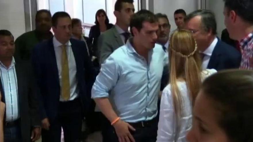 Tintori recibe con un abrazo a Albert Rivera a su llegada a Venezuela