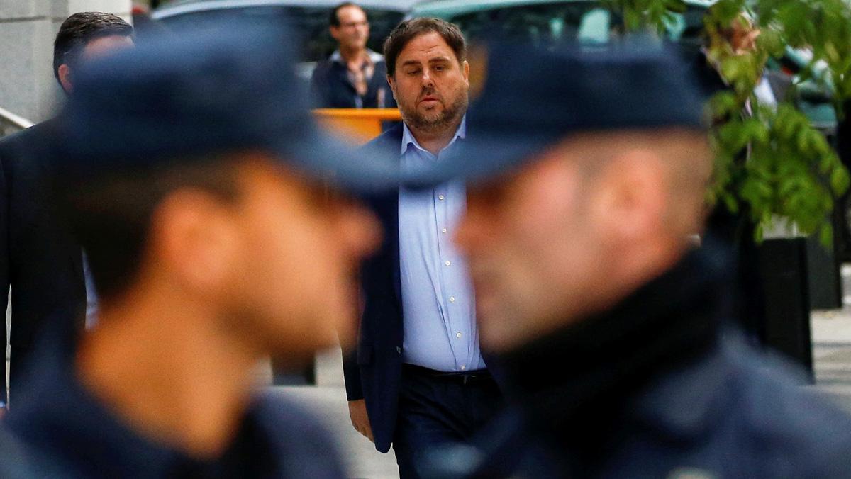 Tres policies riuen de Junqueras