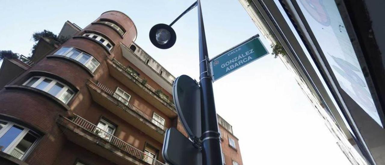 La nueva placa instalada en la calle de González Abarca.