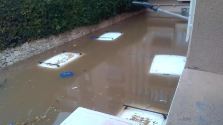 Coches enterrados por el agua en el Arenal de Xàbia