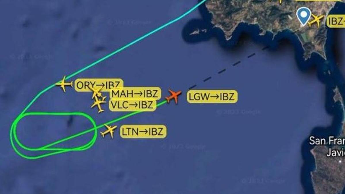 Aviones que esperaban para aterrizar al oeste de Ibiza.