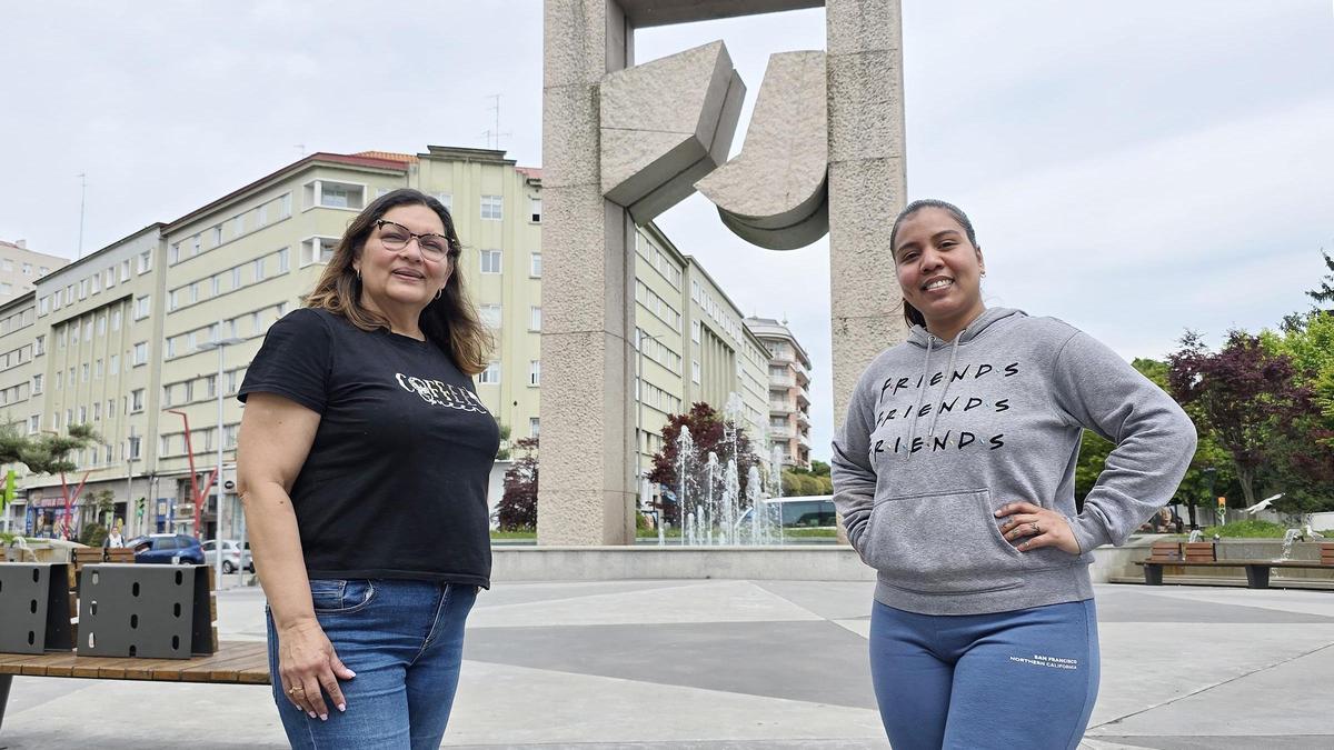 Nirsa Torres y Darys Lazarte, en la viguesa Plaza de América