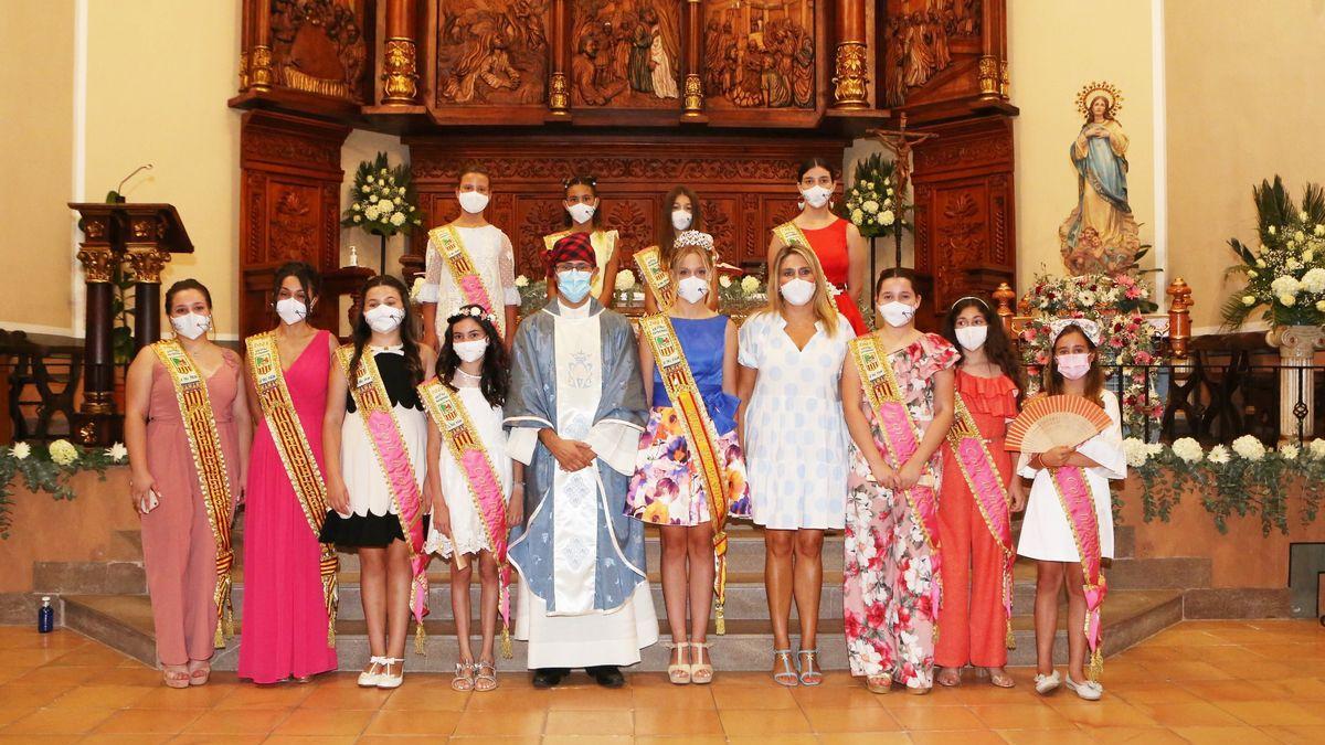 La alcaldesa, la reina y las damas, tras la misa en homenaje a la patrona.