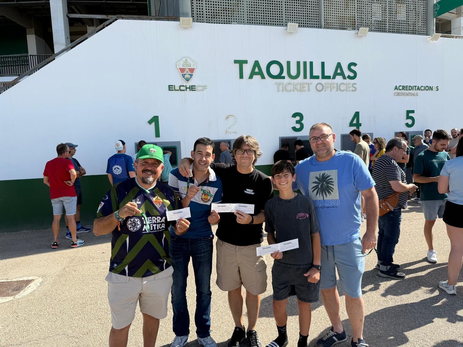 Los aficionados del Elche CF recogen las entradas en el estadio para el partido contra el Deportivo