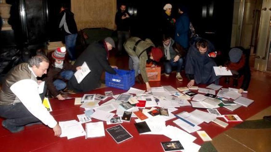 Los dramaturgos entregando sus obras, ayer en Valencia.