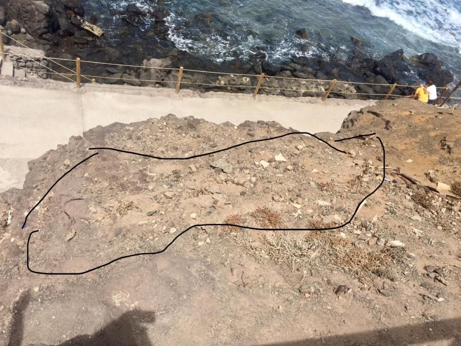 Cae una ladera junto a la playa del Agujero, en Gáldar