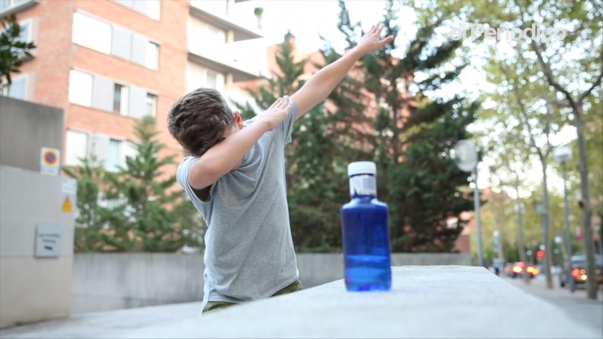 Niños y adolescentes jugando al reto de la botella.