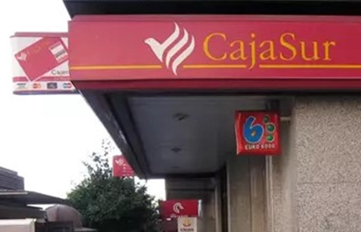 Una sucursal con la antigua imagen corporativa de Cajasur, con una paloma como símbolo.
