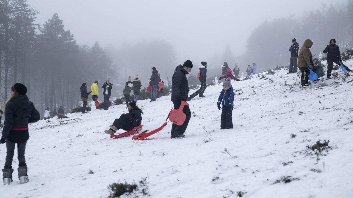 Familias disfrutando de la nieve en Manzaneda (Ourense) durante el último temporal que azotó Galicia