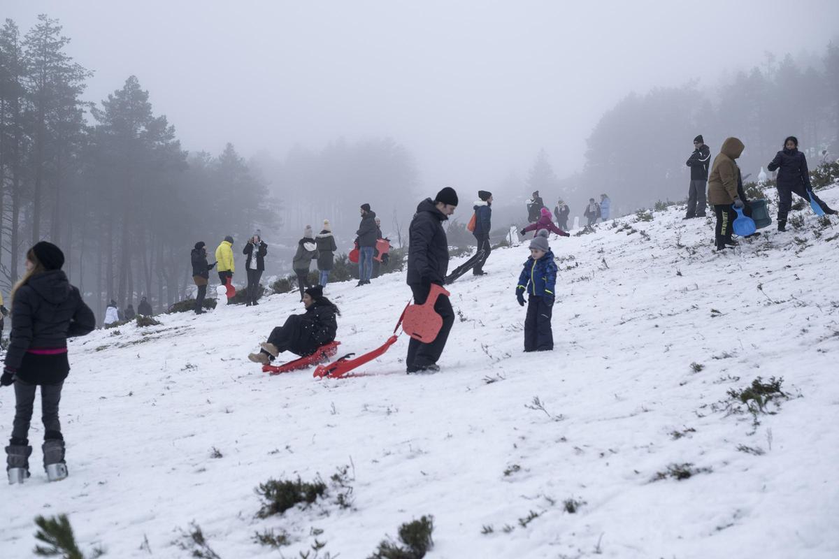 Familias disfrutando de la nieve en Manzaneda (Ourense) durante el último temporal que azotó Galicia