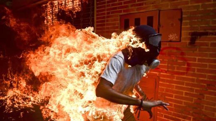 La imatge d&#039;un activista veneçolà en flames, World Press Photo 2018