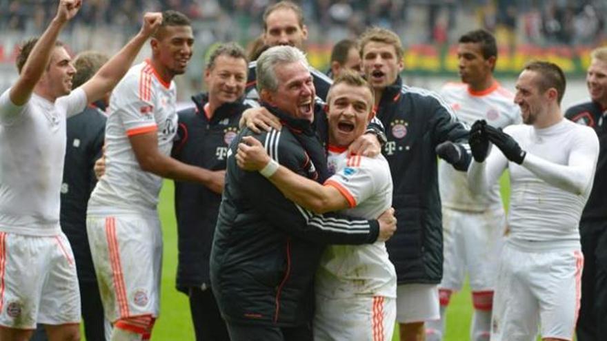 Los jugadores y el entrenador del Bayern celebran su triunfo