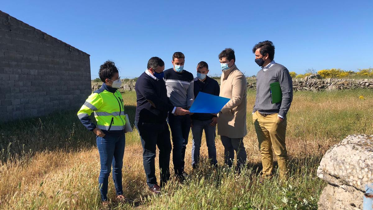 Faúndez asiste al replanteo de la obra del depósito en Villalcampo.