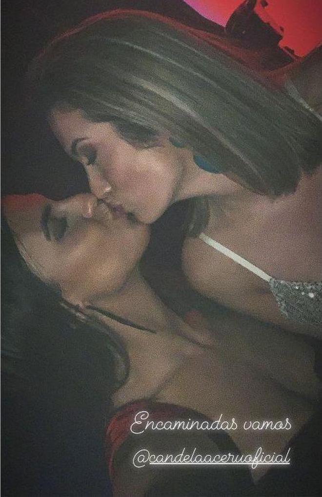 El beso de Sofía Suescun y Candela Acevedo