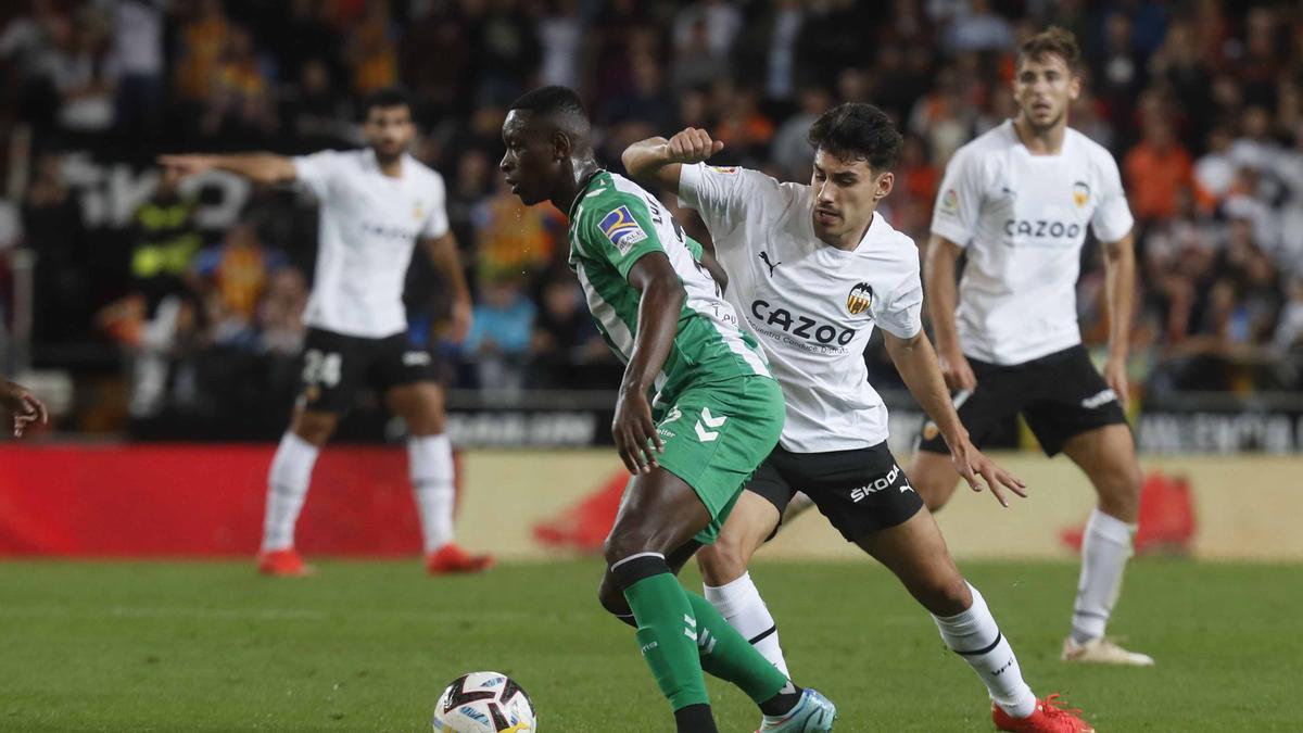 Almeida disputa un balón con Luiz Henrique.