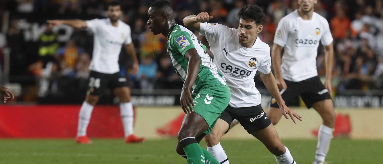 Almeida disputa un balón con Luiz Henrique.