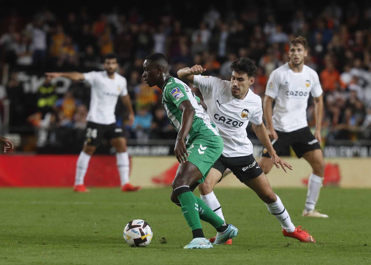 Almeida disputa un balón con Luiz Henrique.