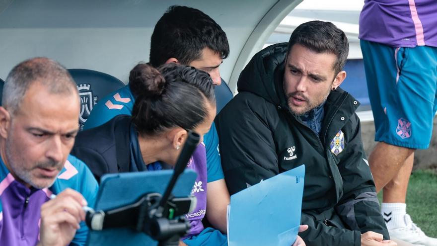 Eder Maestre (d) dialoga con sus ayudantes en su último partido con el Costa Adeje. | MARÍA PISACA