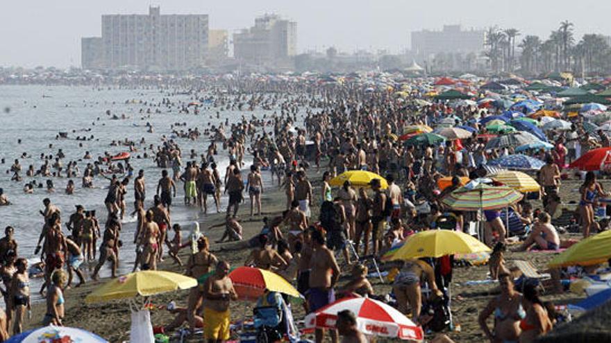 Las playas de Málaga se llenarán un verano más de residentes y turistas.