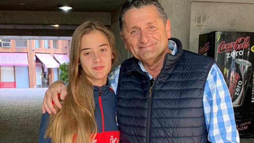 Sonia en Chile, junto a su padre.