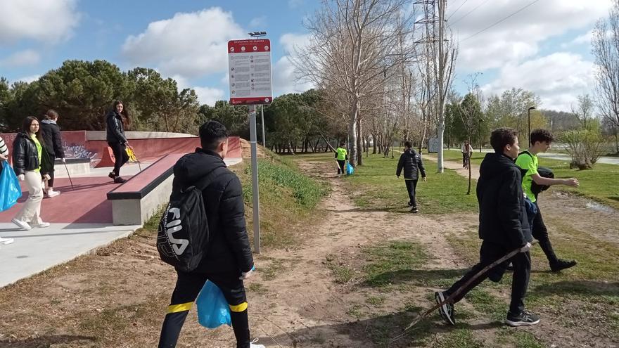 &quot;Guerra a la basuraleza&quot; de los alumnos de la Universidad Laboral en el entorno del Duero en Zamora