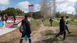 "Guerra a la basuraleza" de los alumnos de la Universidad Laboral en el entorno del Duero en Zamora