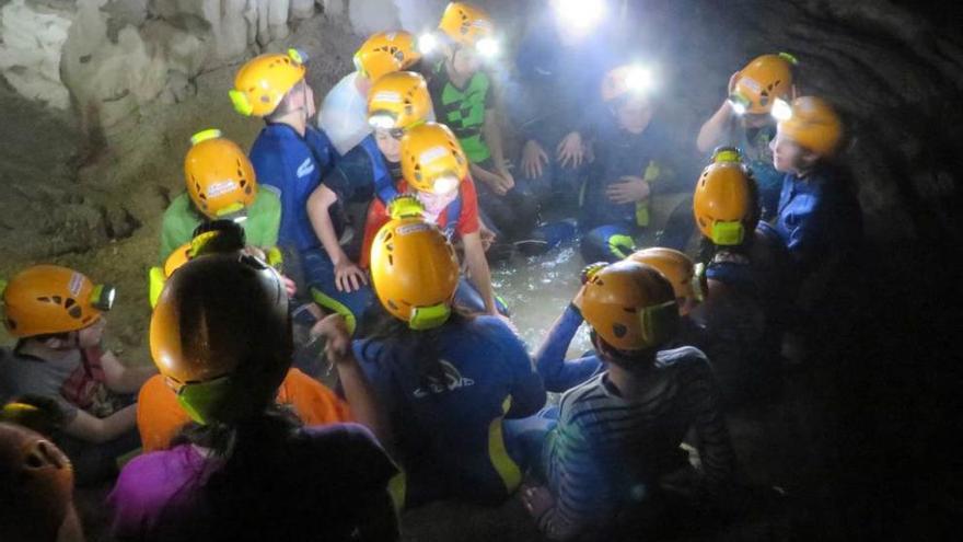 Los alumnos del Instituto de Infiesto despiden el curso con espeleología