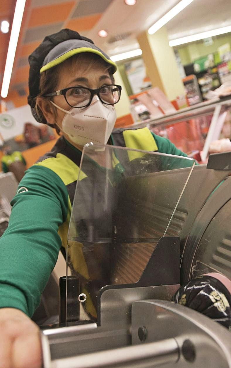Belén González García | Charcutera en un supermercado de Mieres.