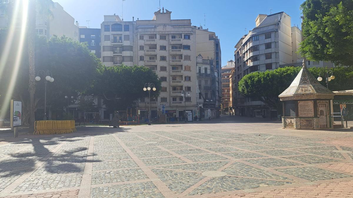 La Plaza Mayor de Alzira desierta a primera hora de la tarde ante las altas temperaturas.