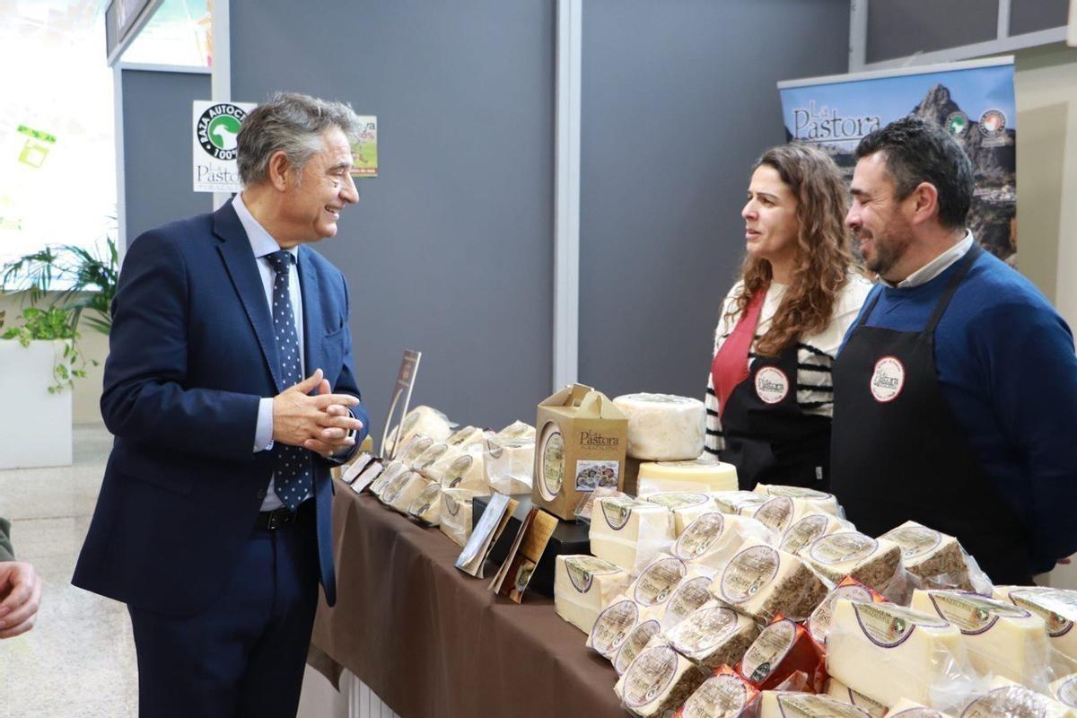 El alcalde de Hinojosa, Matías González, en la jornada inaugural de la Feria del Queso en 2025.