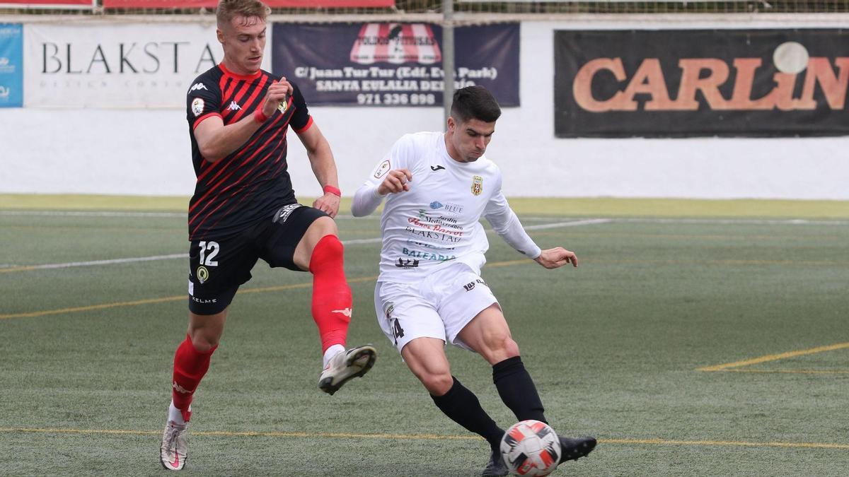 El herculano Manu Garrido en la última visita blanquiazul a un campo de hierba artificial en Santa Eulalia, que acabó con derrota 2-1