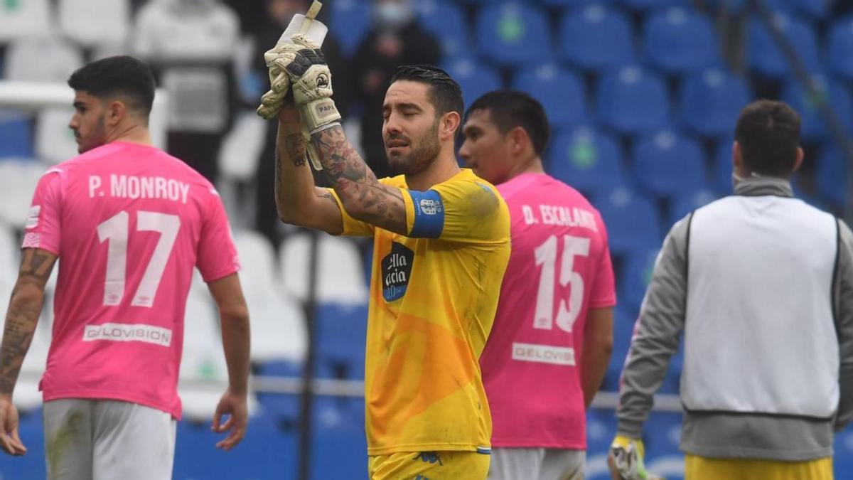 Mackay, que ayer jugó de amarillo para no coincidir con la camiseta del Talavera, tras el triunfo. |  // C. PARDELLAS