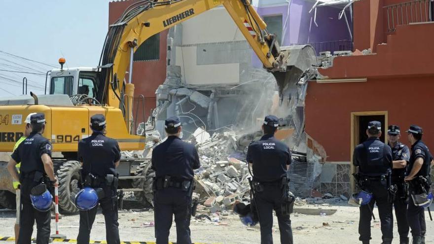 En 2010 Cort demolió la casa ilegal que La Paca se había construido en el poblado.