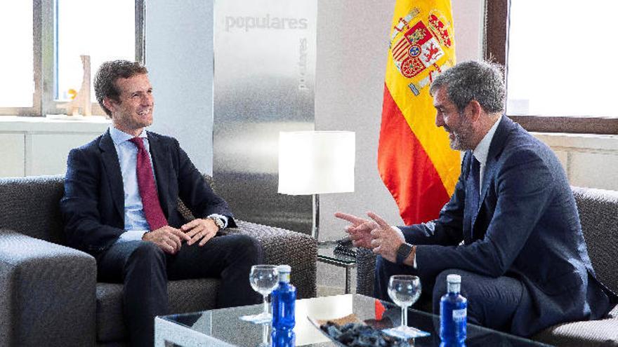 Pablo Casado, presidente del PP nacional, ayer en su primer encuentro formal en Madrid con el presidente del Gobierno de Canarias, Fernando Clavijo.