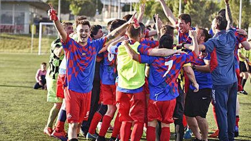 Els jugadors santpedorencs celebren l&#039;ascens després del xiulet final