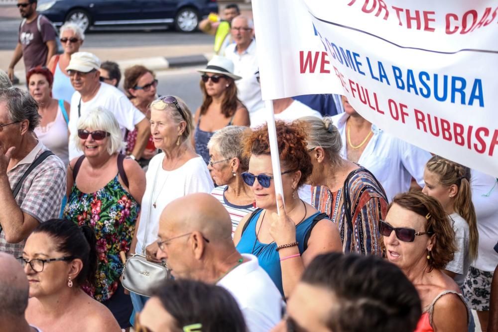 Manifestación en Orihuela Costa por su abandono