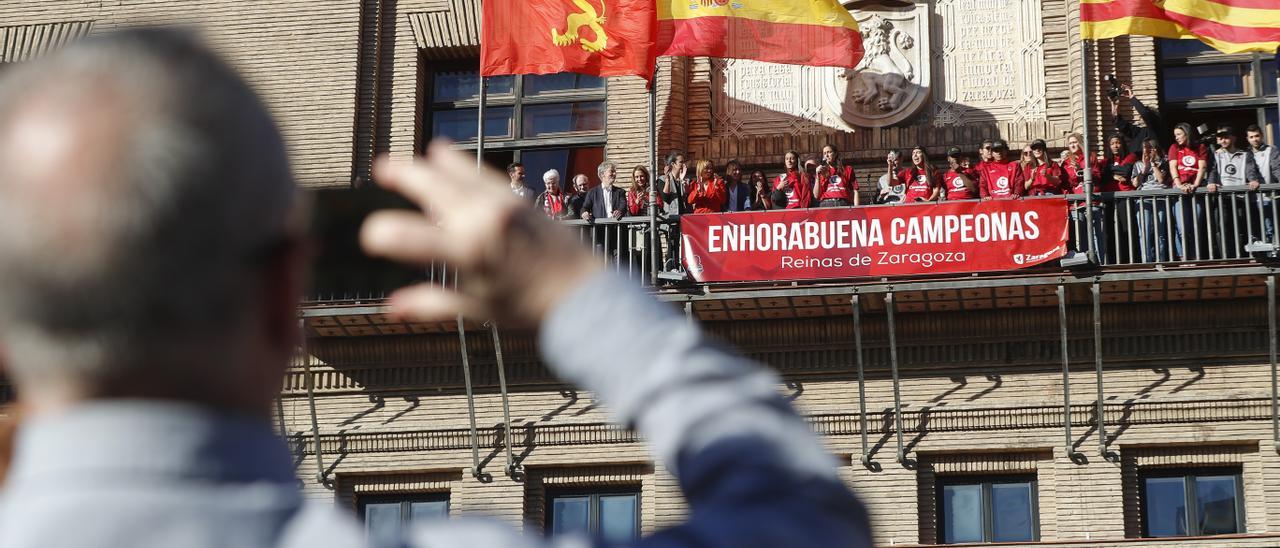 El Casademont Zaragoza celebra el triunfo en la Copa de la Reina