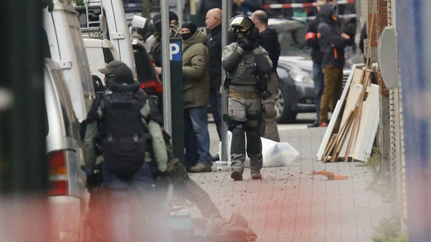 Agentes de la policía, en el distrito de Molenbeek en Bruselas.