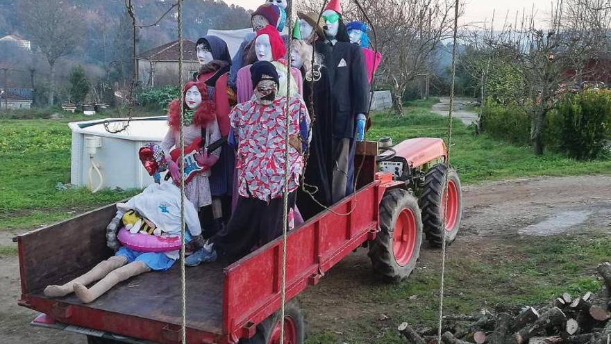 Mecos en Sande encima de un tractor para colorear el Concello.   | // FDV 