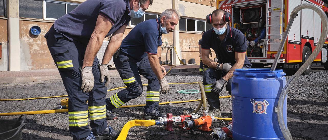 Bomberos en el Parque de Tomé Cano, en Santa Cruz