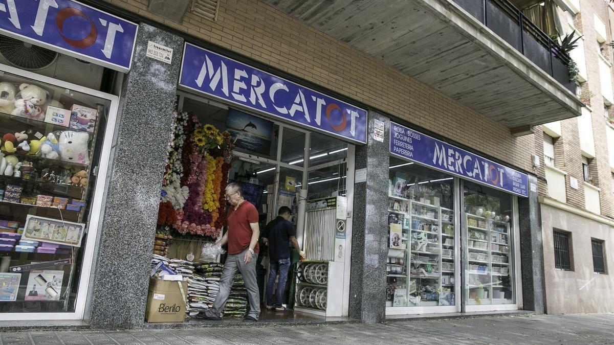 Aspecto exterior de un bazar en Barcelona, este mes de septiembre.