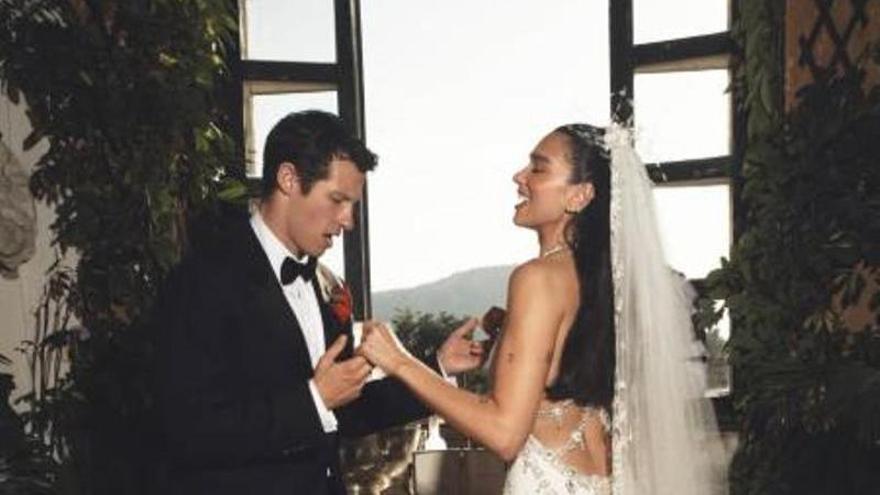 Dua Lipa comparte imágenes con su vestido de novia: un Chanel de 480.000 cuentas y 25.000 plumas
