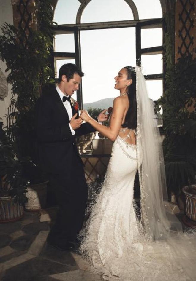 Dua Lipa comparte imágenes con su vestido de novia: un Chanel de 480.000 cuentas y 25.000 plumas